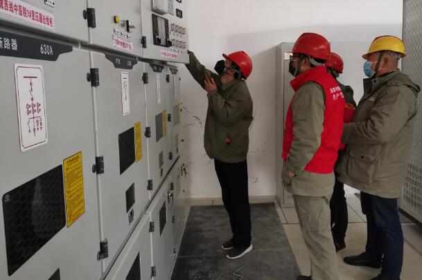 國網(wǎng)英山縣供電：隔離醫(yī)院電工發(fā)燒了!放心，我們頂上!