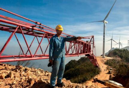 價值百萬風(fēng)力發(fā)電葉片，被河南村民當(dāng)蹺蹺板：一片上站20多人