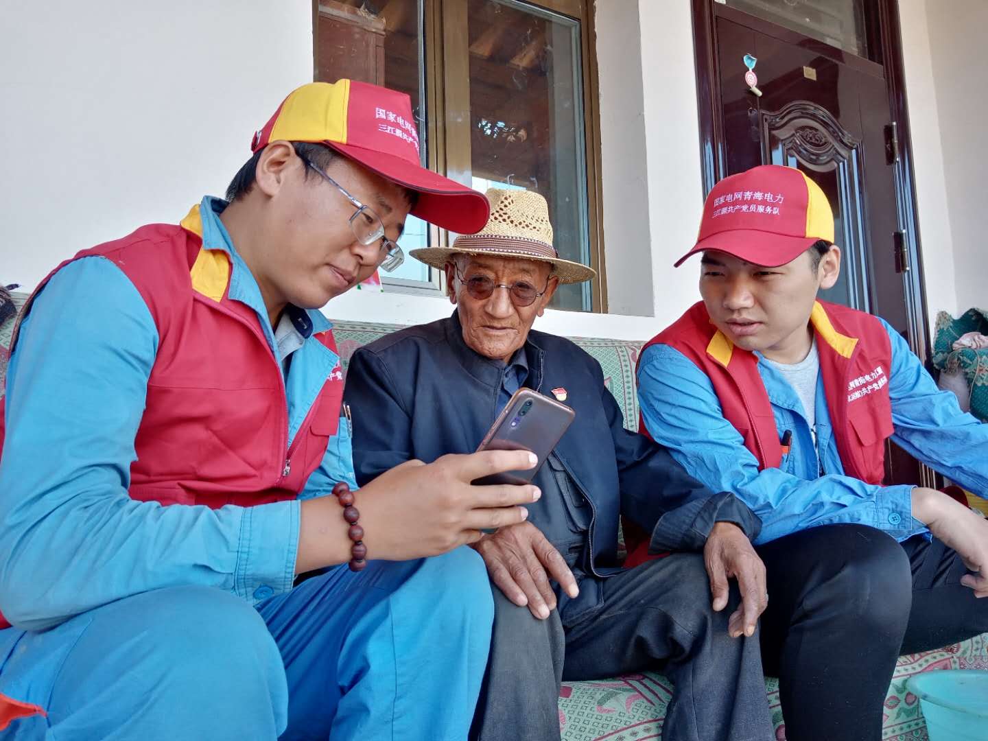 國網黃化供電公司運檢黨支部與尖扎縣來玉村黨支部開展“扶貧助困、攜手同行”主題黨日活動