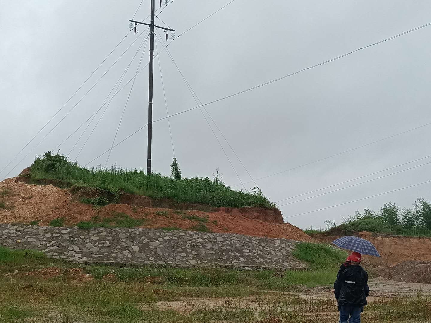 國網南城縣供電公司開展35千伏輸電線路防汛特巡工作