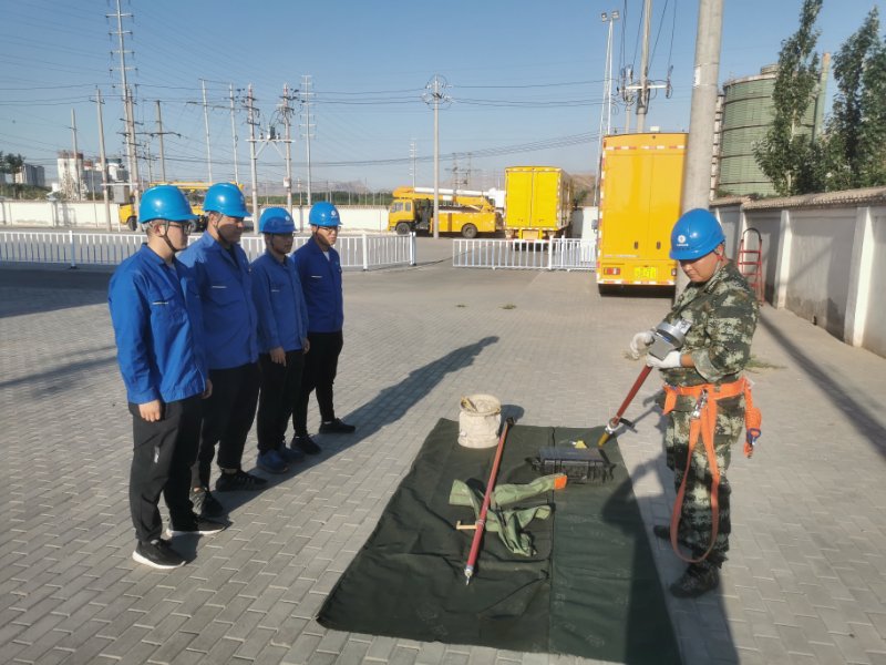 烏海電業(yè)局配電帶電作業(yè)中心：現(xiàn)場培訓(xùn)求實效，技能素質(zhì)再提升