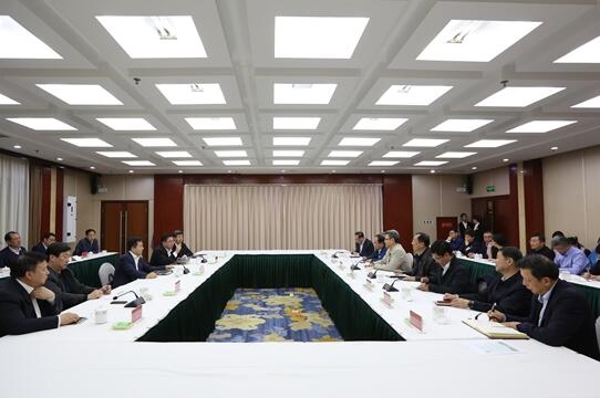 錢智民與保定市委書記黨曉龍、市長郭建英進(jìn)行座談交流