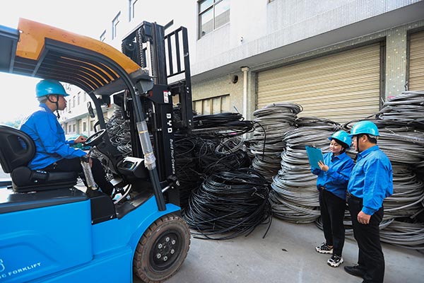 國網(wǎng)寧海縣供電公司：下基層強(qiáng)服務(wù)，提質(zhì)增效駛?cè)搿翱燔嚒钡? width=