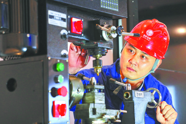 【國家電網(wǎng)公司特等勞?！坷?寧