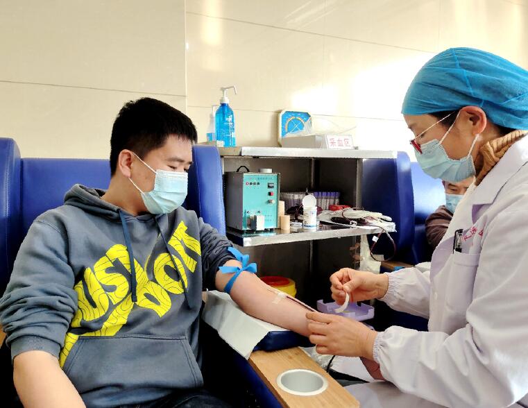 國網(wǎng)定遠縣供電公司無償獻血迎接學(xué)雷鋒紀(jì)念日