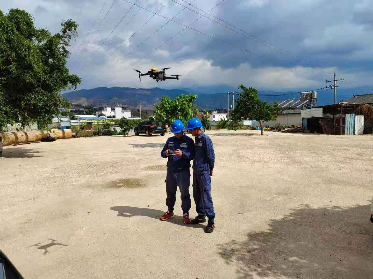 臨滄云縣供電局為建黨百年?！半姟弊o(hù)航