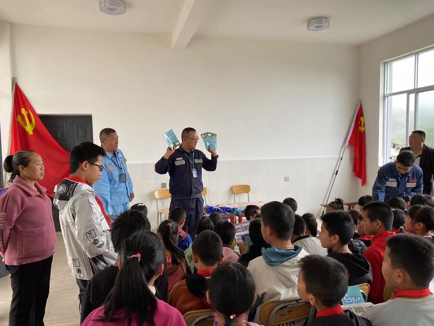 黨團聯(lián)合帶安全宣講進(jìn)校園，“電”亮未來助成長