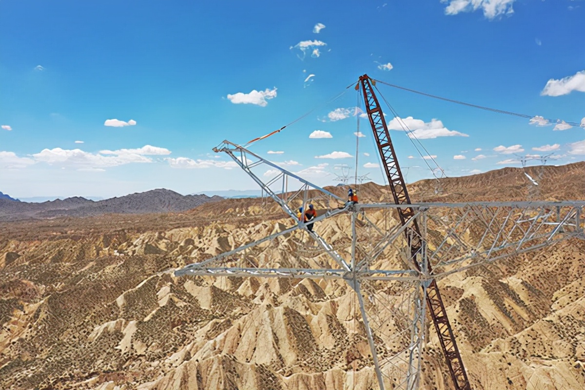 魚卡~托素(德令哈)750千伏線路工程Ⅱ標實現(xiàn)全線貫通