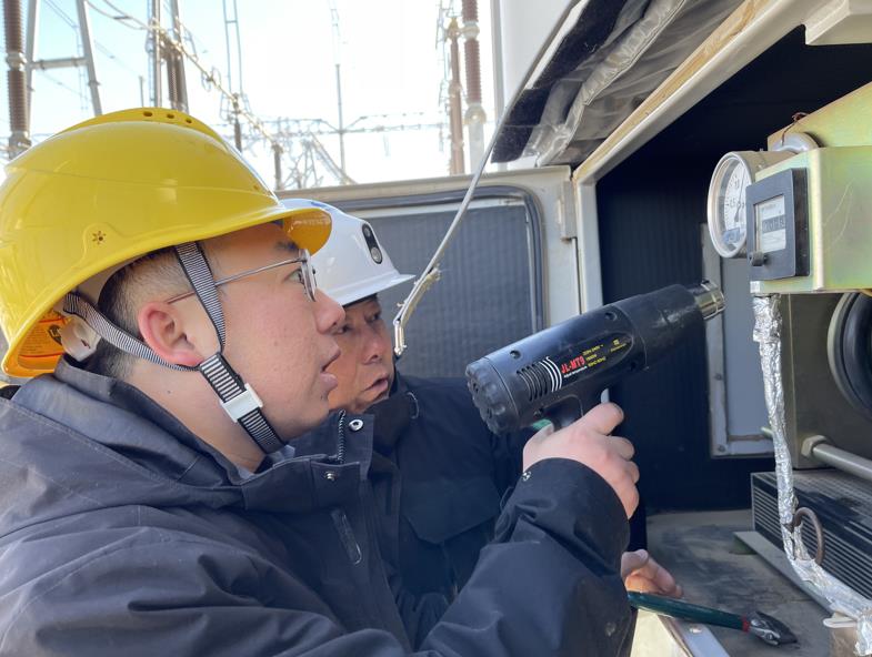 爭(zhēng)分奪秒解危急，全力保設(shè)備平穩(wěn)度冬