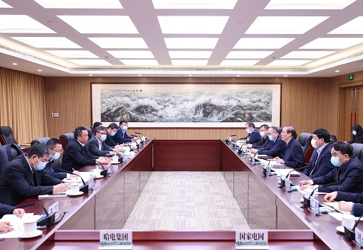 辛保安、張智剛與哈電集團(tuán)董事長(zhǎng)曹志安、總經(jīng)理吳偉章會(huì)談