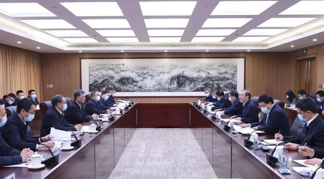 辛保安、張智剛與新疆維吾爾自治區(qū)、新疆生產(chǎn)建設(shè)兵團(tuán)領(lǐng)導(dǎo)會(huì)談