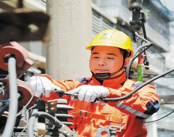 奔走搶修一線 守護(hù)萬家燈火——記全國五一勞動獎(jiǎng)?wù)芦@得者楊云飛