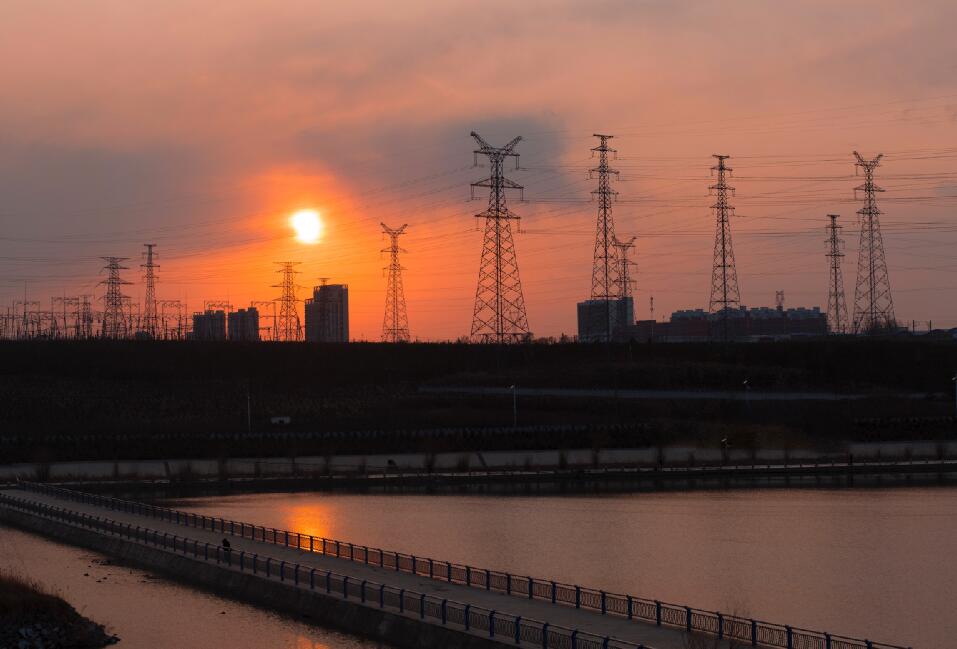 服務(wù)高鐵“大動脈”，書寫電力新答卷