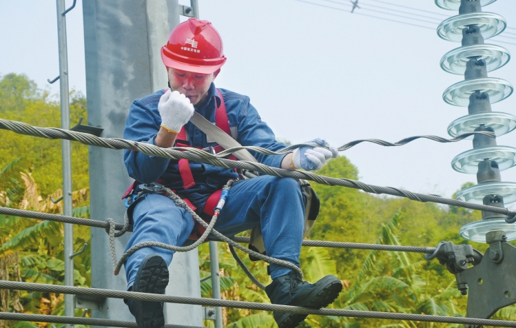 扎根一線、千錘百煉的技能大師——記南網(wǎng)超高壓輸電公司百色局線路運(yùn)檢(帶電)班班長唐勇