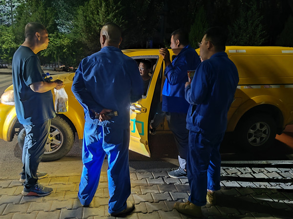 烏海市千里山供電公司千鋼供電所黑夜中的孤勇者，背抵黑暗守護(hù)光明