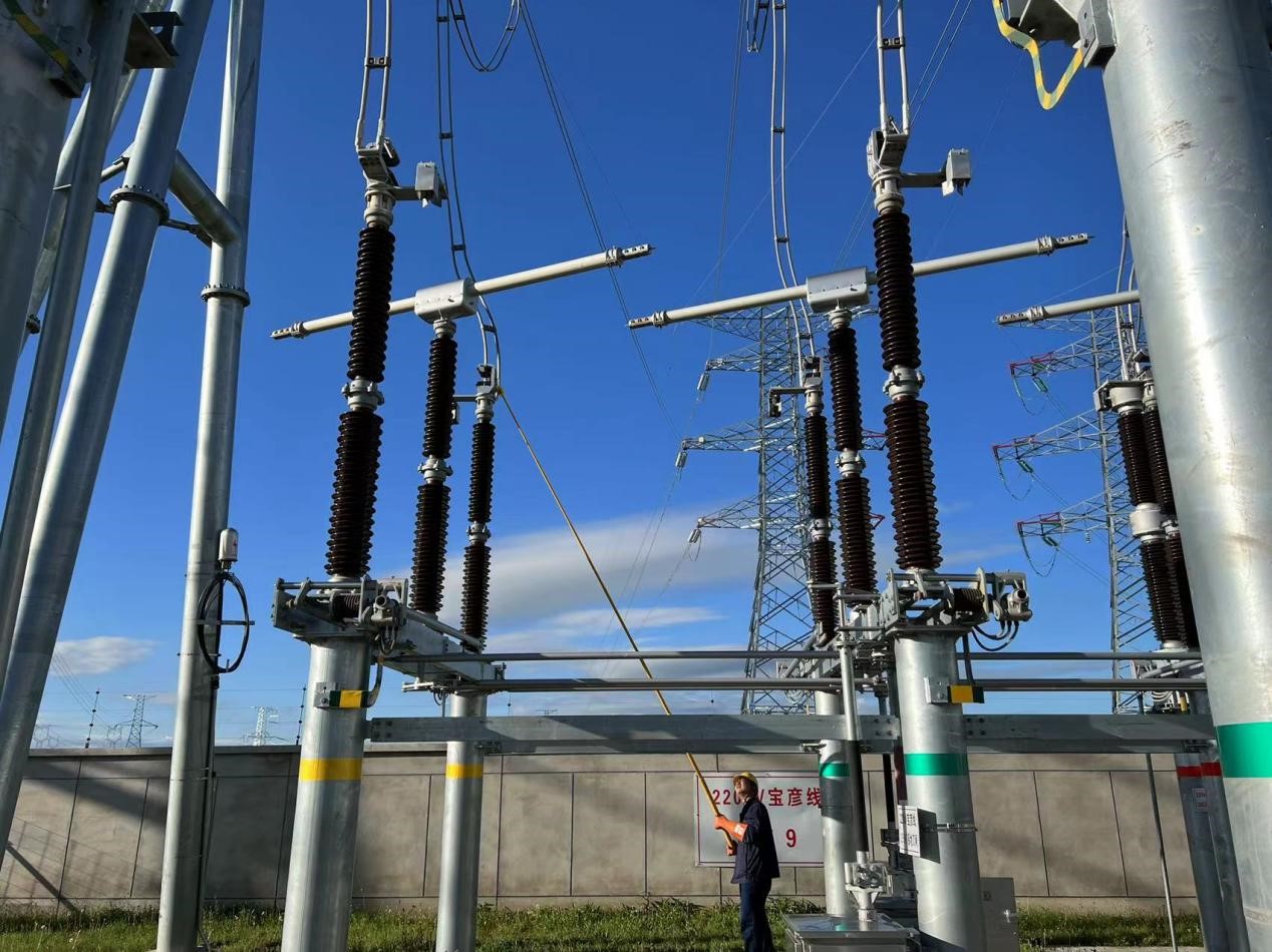 錫林郭勒超高壓供電公司圓滿(mǎn)完成塔寶I、II線(xiàn)間隔啟動(dòng)工作