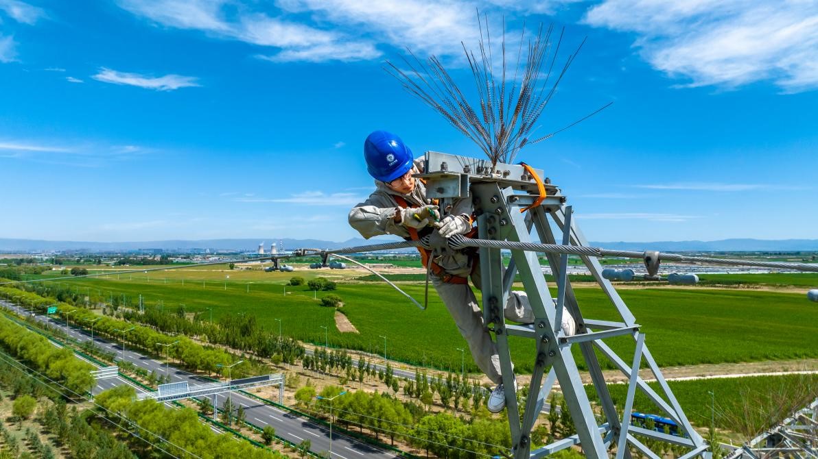 呼和浩特供電公司線路體檢 保電網“迎峰度夏”