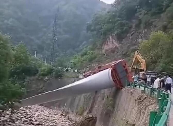 陜西寶雞隴縣：80米風(fēng)電扇葉運(yùn)輸車歪倒，正救援