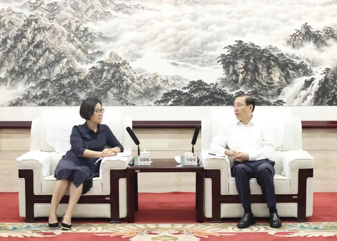 國(guó)家電網(wǎng)董事長(zhǎng)、黨組書(shū)記辛保安與江西省委副書(shū)記、贛州市委書(shū)記吳忠瓊會(huì)談