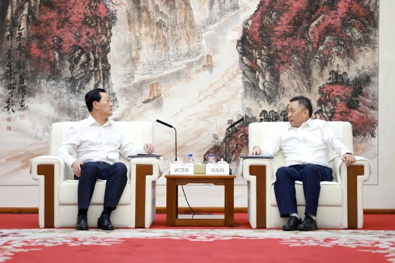 中國(guó)能建黨委書(shū)記、董事長(zhǎng)宋海良與朝陽(yáng)市市長(zhǎng)謝衛(wèi)東會(huì)談