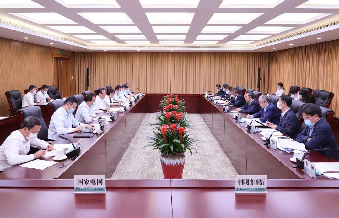 國家電網(wǎng)公司董事長、黨組書記辛保安與進(jìn)出口銀行董事長吳富林會(huì)談