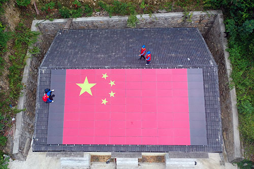 寧波這個“光伏村”出現(xiàn)巨幅五星紅旗，祝福祖國