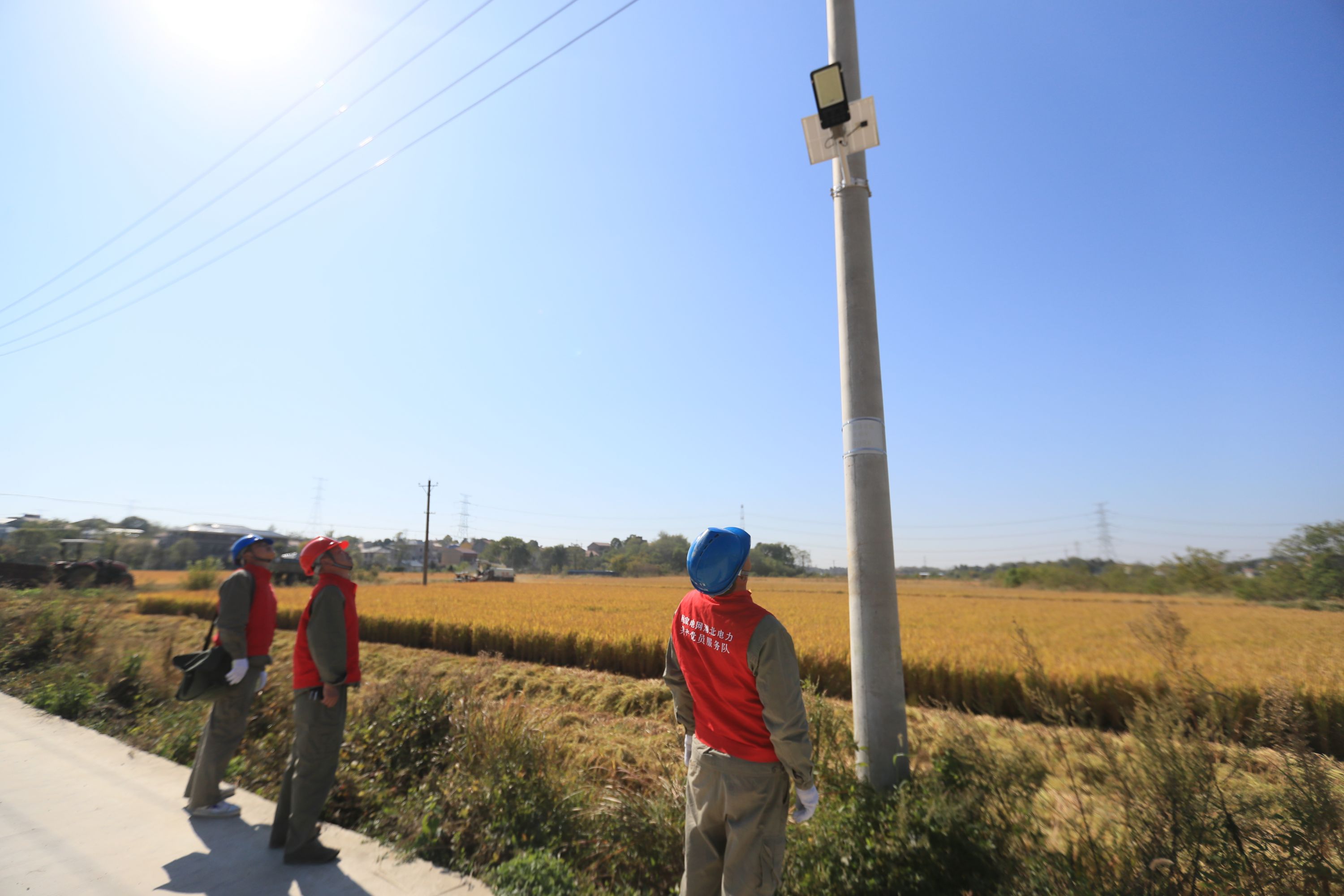 金秋豐收正當時，供電部門全力保障農(nóng)戶秋收用電