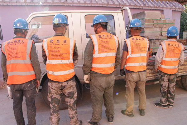 烏海市千里山供電公司：施工現(xiàn)場督查“十不干”，電力安全加把“安全鎖”