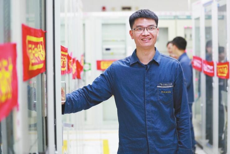 扎根一線的繼保“醫(yī)生”——記廣東電網(wǎng)公司肇慶供電局變電管理所繼保自動(dòng)化一班副班長(zhǎng)雷宇