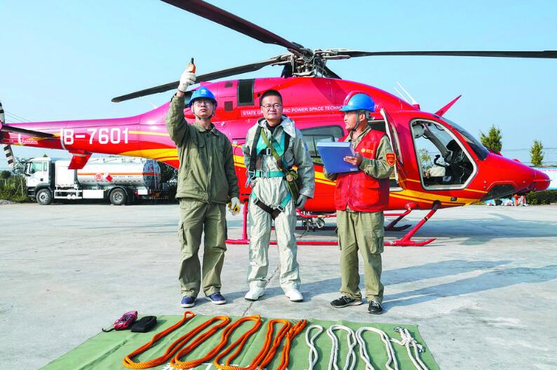 湖北地區(qū)±800千伏特高壓輸電線(xiàn)路規(guī)?；鄙龣C(jī)帶電作業(yè)完成