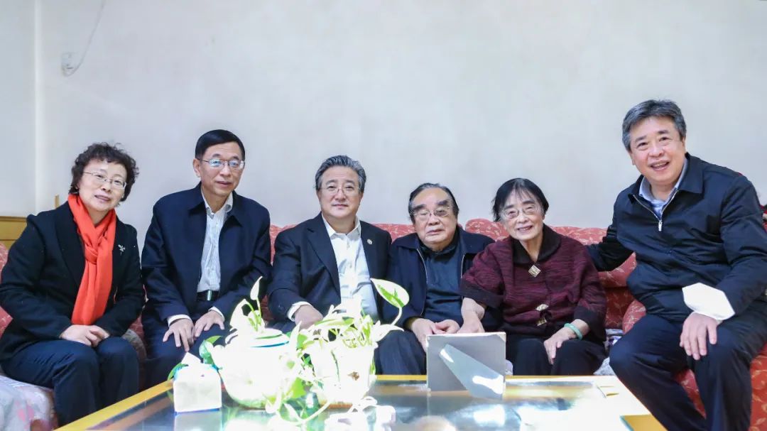 余劍鋒春節(jié)前夕看望慰問核工業(yè)老領(lǐng)導(dǎo)蔣心雄、陳肇博