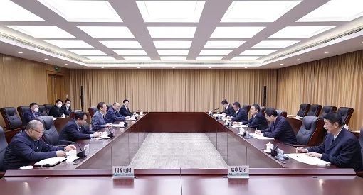 國家電網(wǎng)董事長、黨組書記辛保安與哈電集團(tuán)董事長、黨委書記曹志安會(huì)談