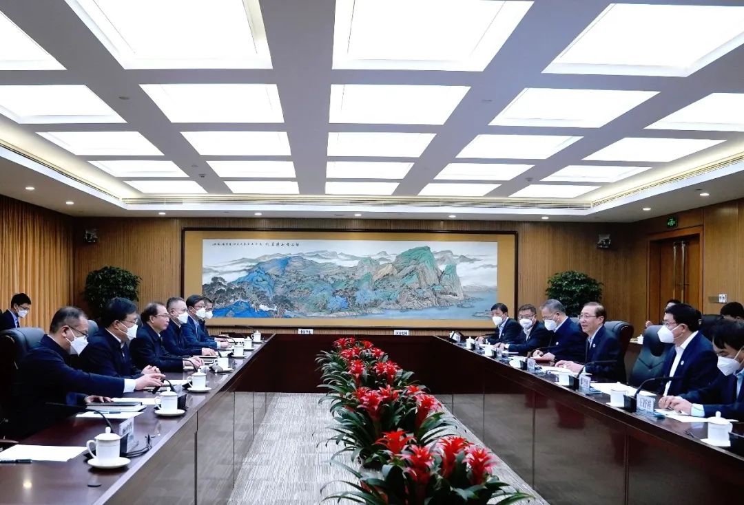 華電集團(tuán)董事長江毅、總經(jīng)理葉向東與國家電網(wǎng)董事長辛保安、總經(jīng)理張智剛舉行會談