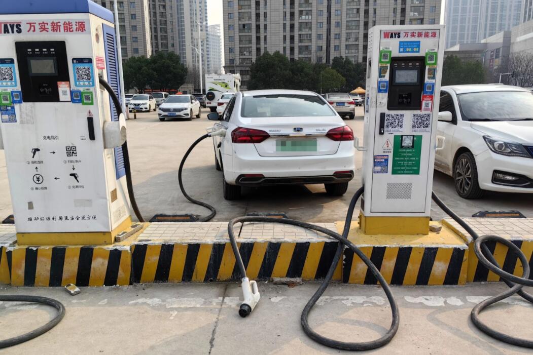 新能源車充電槍被扔積水中，對“城市家電”需多加愛護(hù)