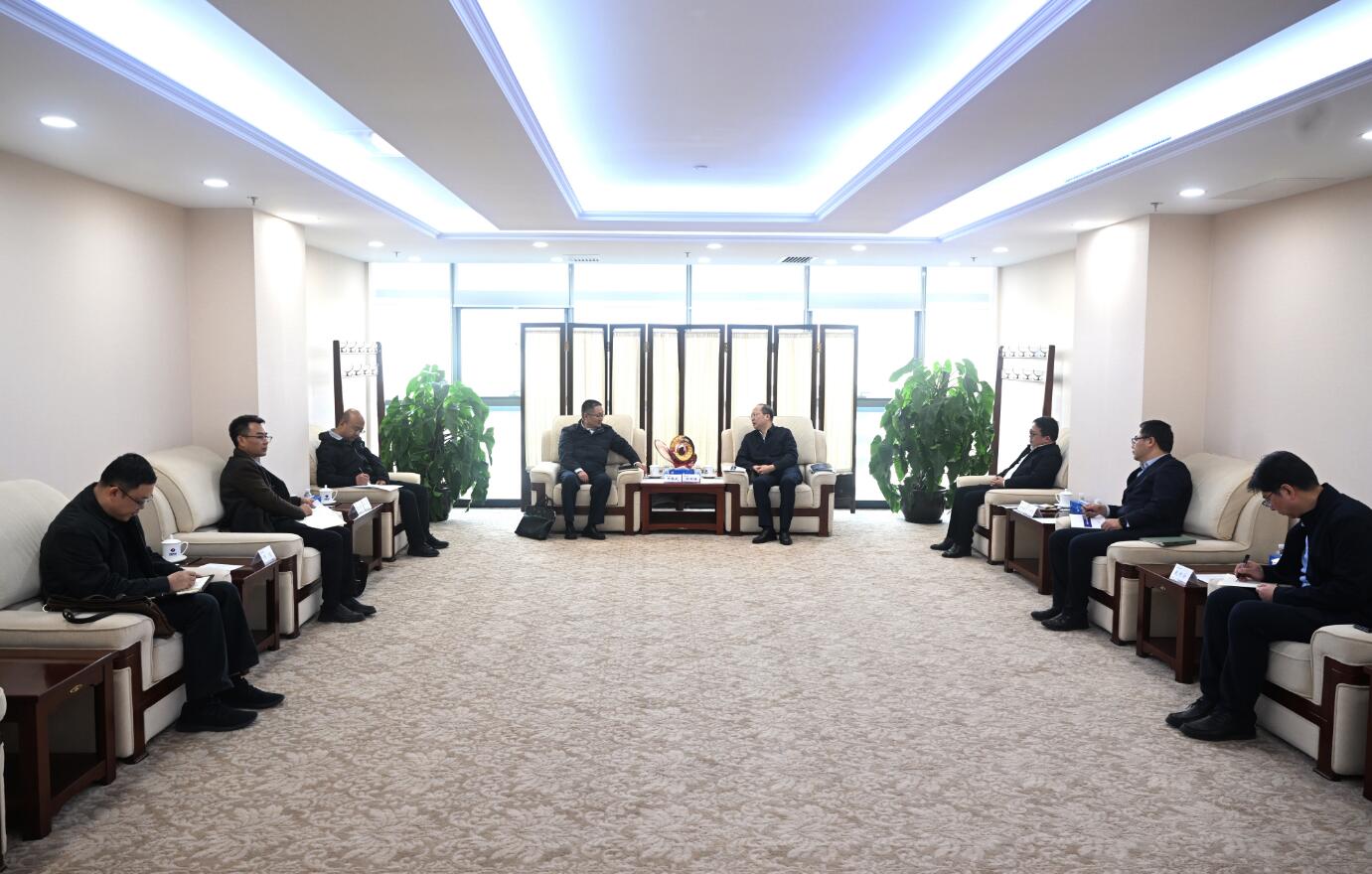 中國電建黨委常委、副總經(jīng)理徐鵬程與西藏開發(fā)投資集團黨委書記、董事長祁騰武會談