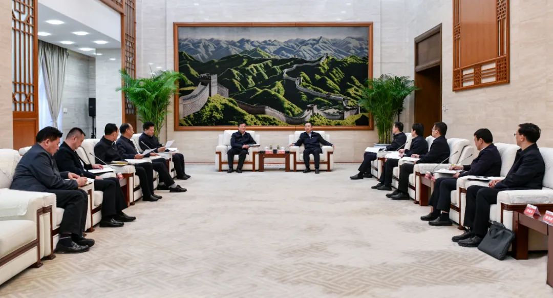 大唐集團(tuán)黨組書(shū)記、董事長(zhǎng)鄒磊與青海省海南州委書(shū)記呂剛、州長(zhǎng)尕瑪朋措會(huì)談