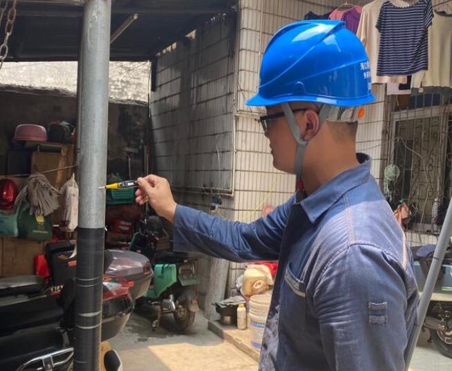 鐵皮屋“全身”帶有220伏電壓??？诠╇娋稚祥T排險