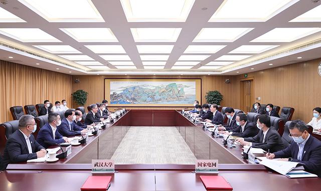國家電網(wǎng)董事長辛保安、總經(jīng)理張智剛與武漢大學(xué)黨委書記黃泰巖、校長張平文會談