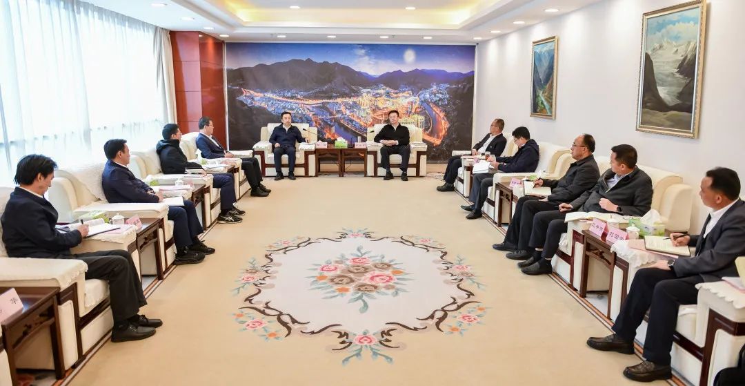 鄒磊與西藏自治區(qū)政府副主席、昌都市委書記龔會(huì)才，昌都市委副書記、市長(zhǎng)羅慶伍會(huì)談