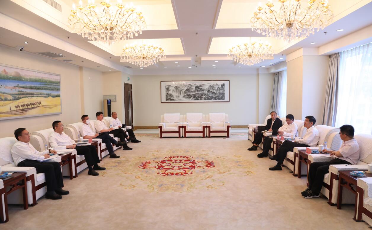 國家電投副總經(jīng)理、黨組成員徐樹彪與內(nèi)蒙古自治區(qū)黨委常委、常務(wù)副主席黃志強(qiáng)舉行會(huì)談