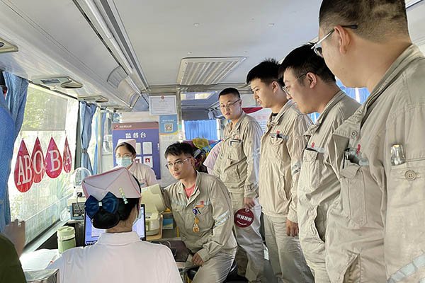 臨汾熱電公司組織“熱血與大愛同流，真情與奉獻(xiàn)同行”無(wú)償獻(xiàn)血活動(dòng)