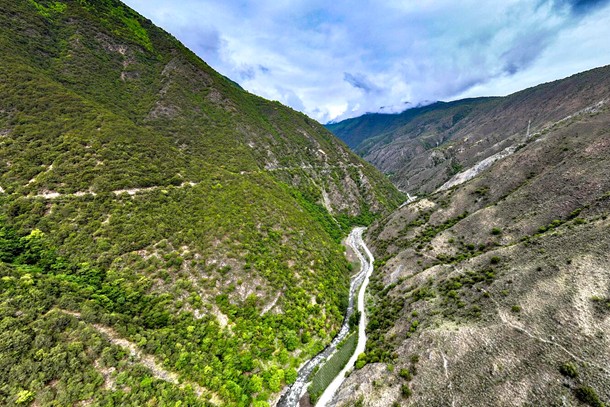 亞洲最長(zhǎng)仿生態(tài)魚(yú)道出口灌漿完成