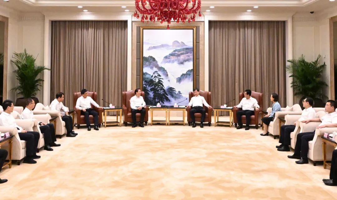 國家電網(wǎng)公司董事長、黨組書辛保安與福建省委書記周祖翼、省長趙龍會談