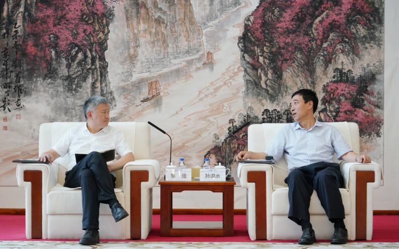 中國能建黨委副書記、總經(jīng)理孫洪水與重慶兩江投資集團黨委書記、董事長李謹會談