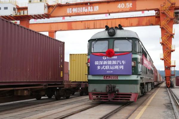 國產(chǎn)新能源汽車，坐火車“出?！?