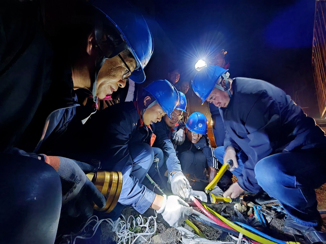 化德供電分公司冒雨搶修獲稱贊