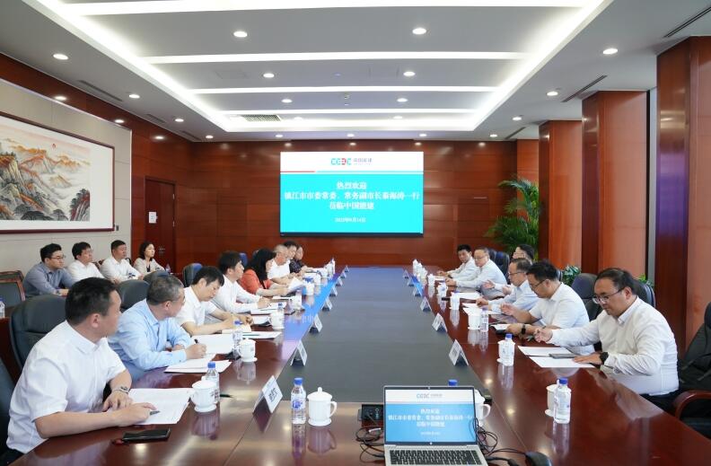 李麗娜與鎮(zhèn)江市委常委、常務(wù)副市長秦海濤會談