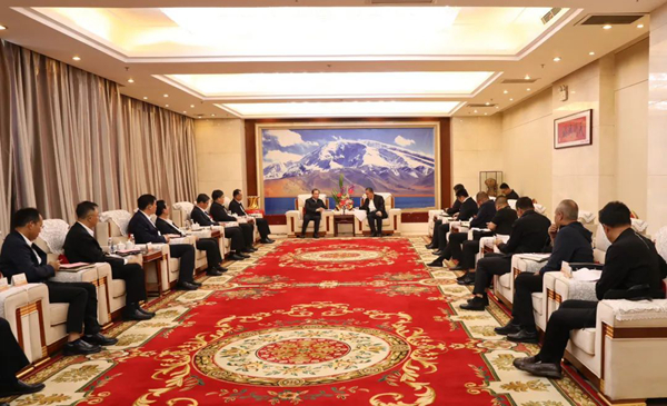 華電集團(tuán)黨組書記、董事長江毅與喀什地委副書記、行署專員艾尼瓦爾·吐爾遜舉行會(huì)談