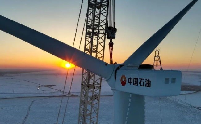 中國(guó)石油在建單體規(guī)模最大集中風(fēng)電項(xiàng)目——昂格55萬千瓦風(fēng)電項(xiàng)目首臺(tái)風(fēng)機(jī)成功吊裝！