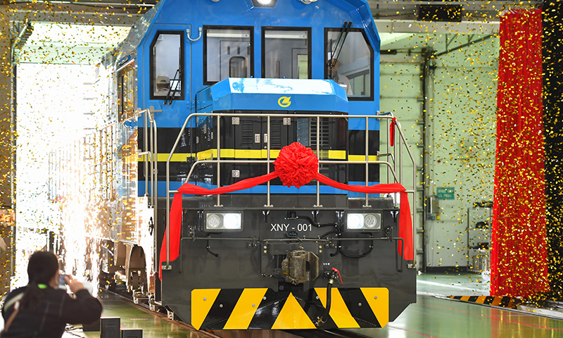 國內(nèi)首臺大功率純電新能源調(diào)車機(jī)車下線